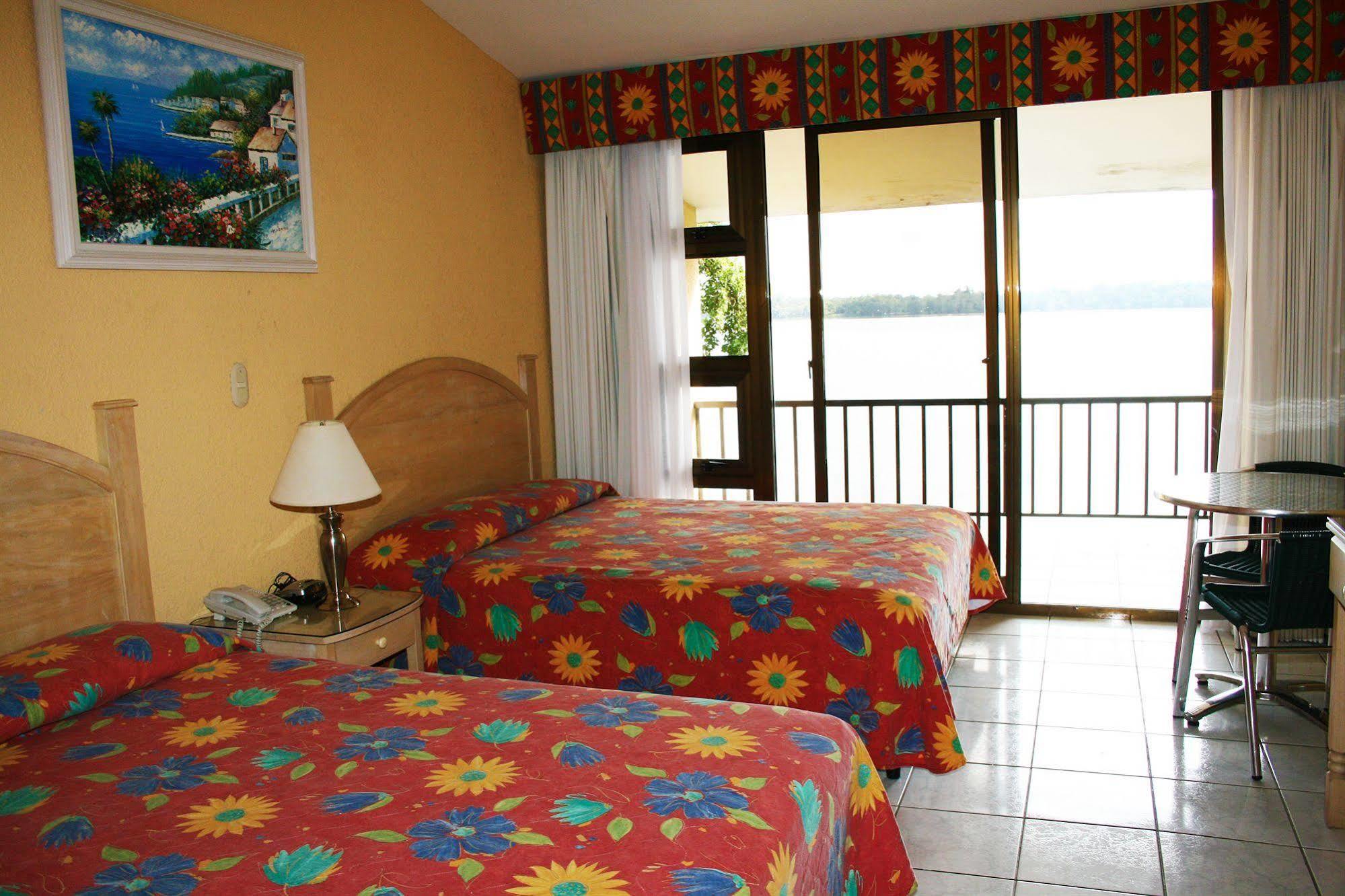 Hotel Mansion Del Rio Rio Dulce Exterior photo