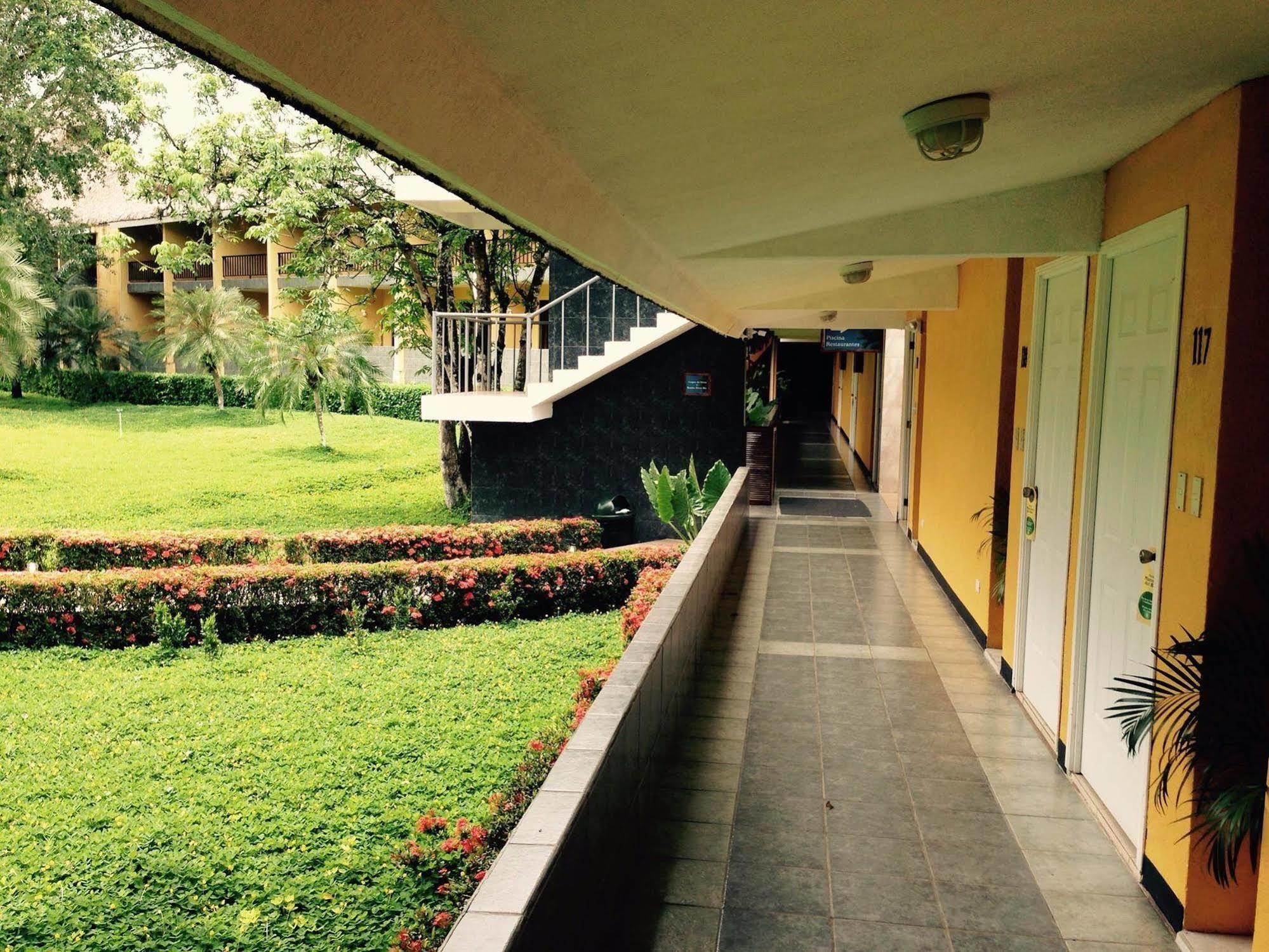 Hotel Mansion Del Rio Rio Dulce Exterior photo